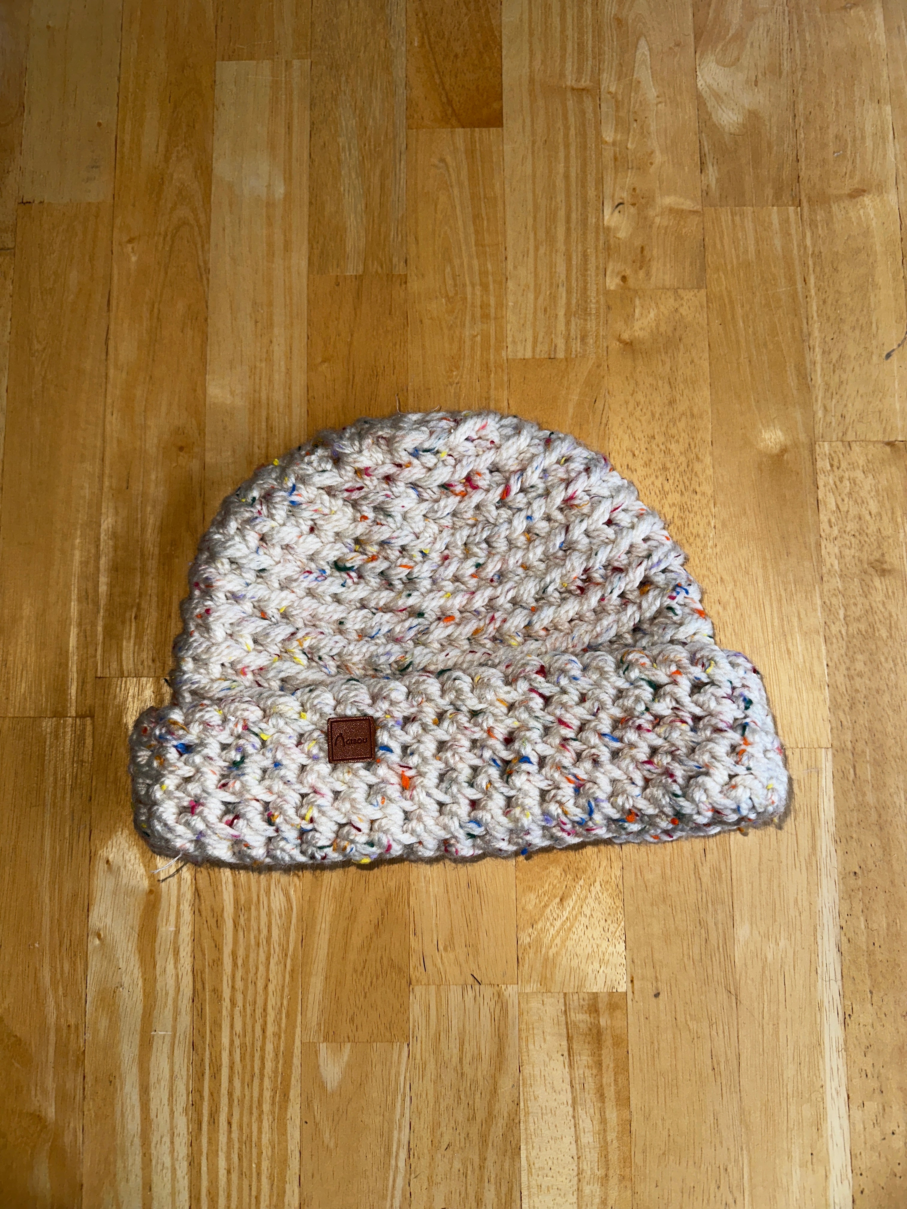 Échantillon - Tuque tricotée retournée gâteau de fête