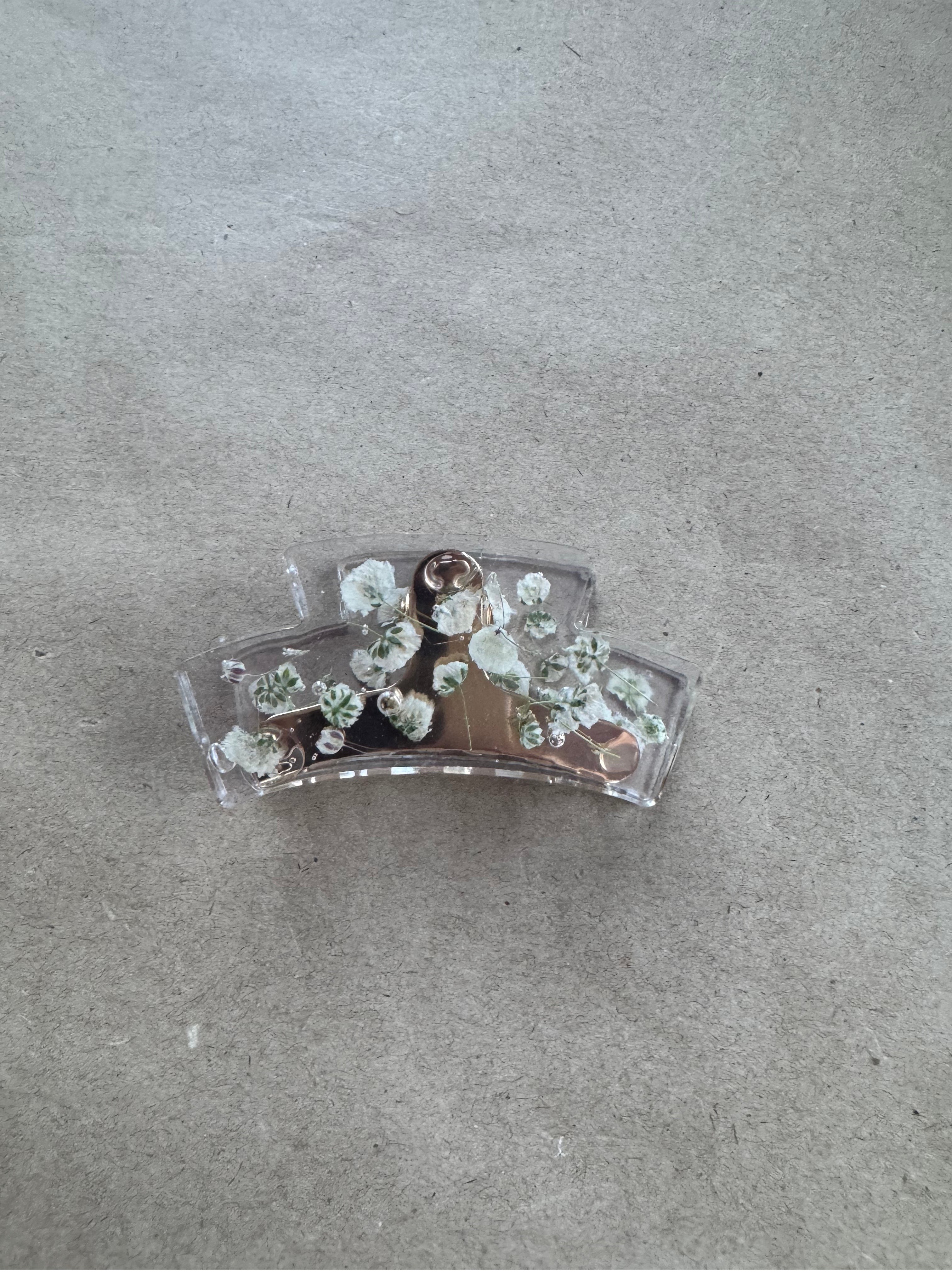 Imparfait - Pince en résine inégale avec fleurs blanches