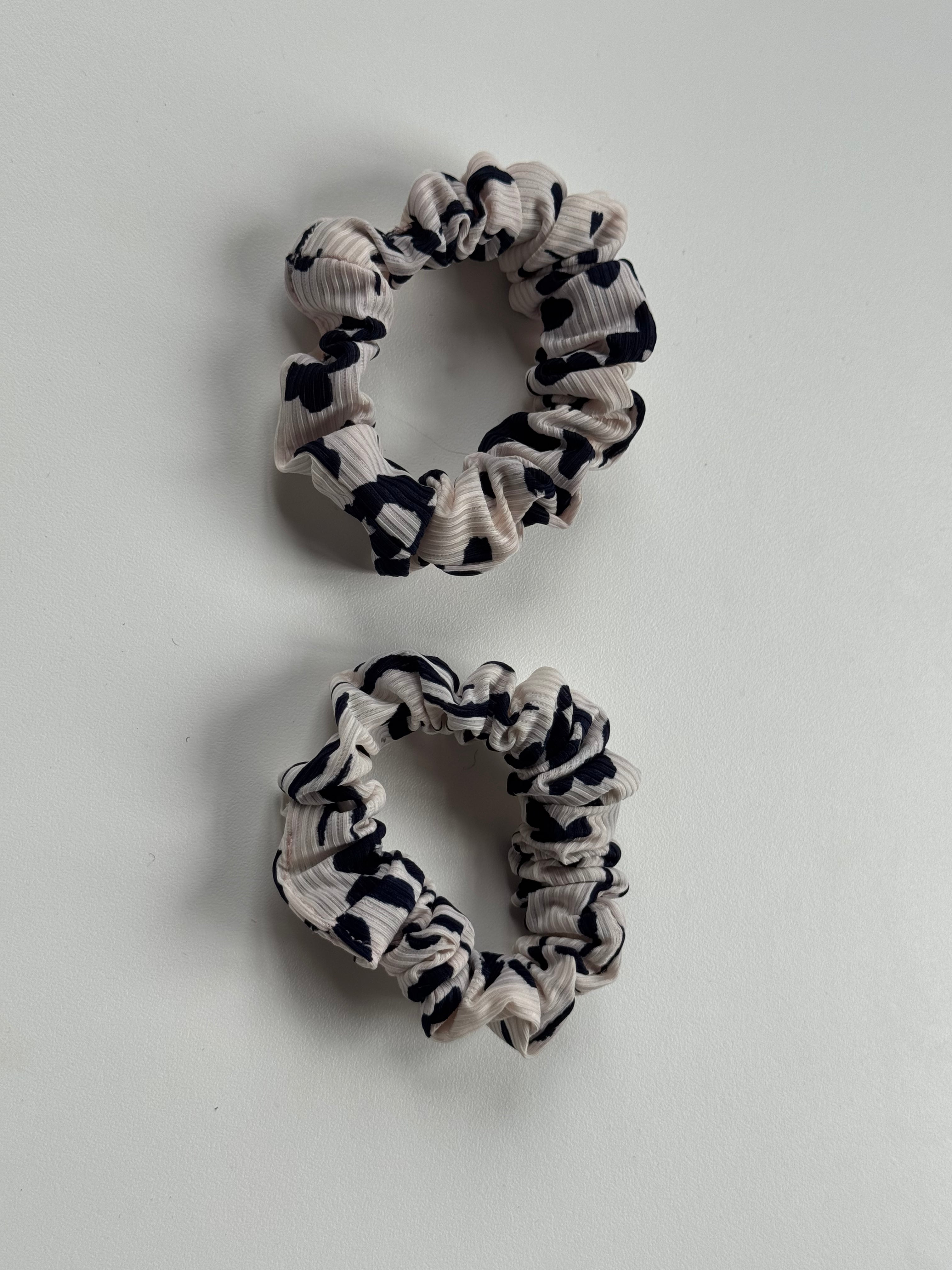 Échantillon - Duo mini chouchous bleu et blanc en tissu relief