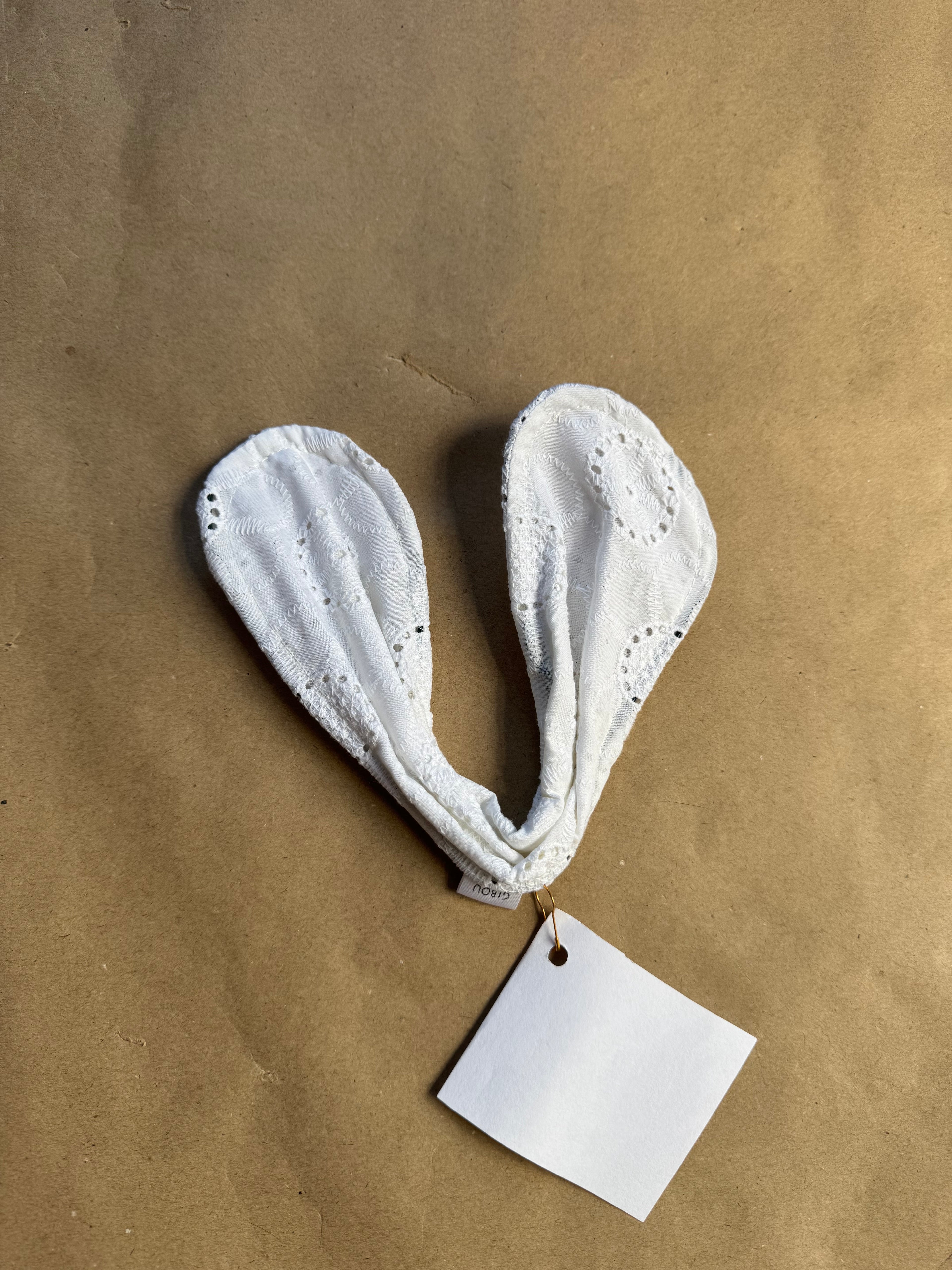 Échantillon - Chignon broderie blanc