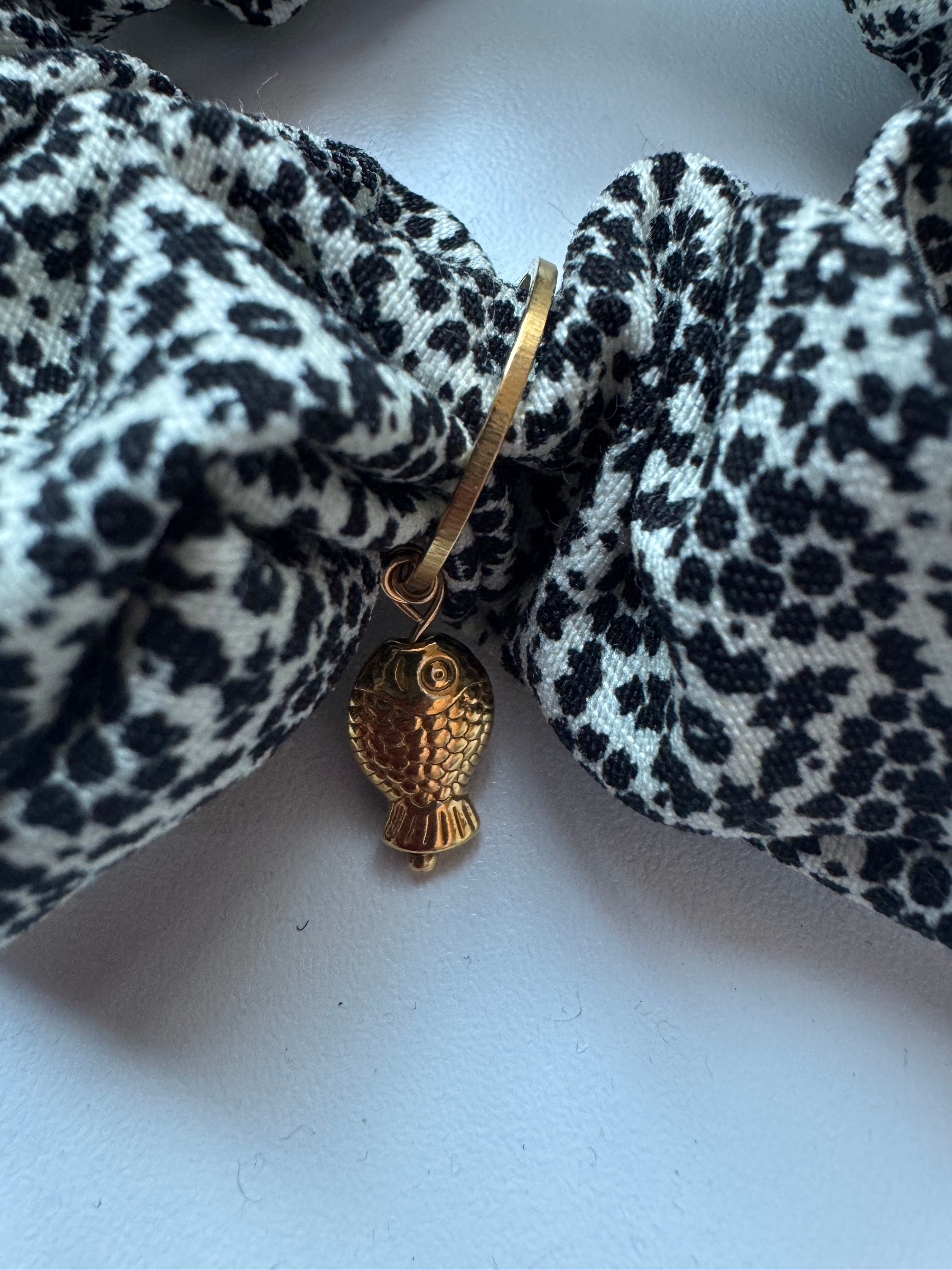 Échantillon - Chouchou damassé à breloque mini poisson