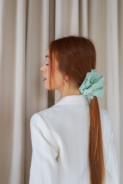 Échantillon - chouchou en broderie anglaise vert menthe