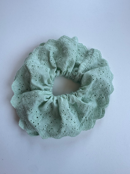 Échantillon - chouchou en broderie anglaise vert menthe