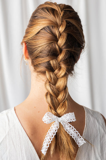 Boucle dentelle en coton sur crochet métallique