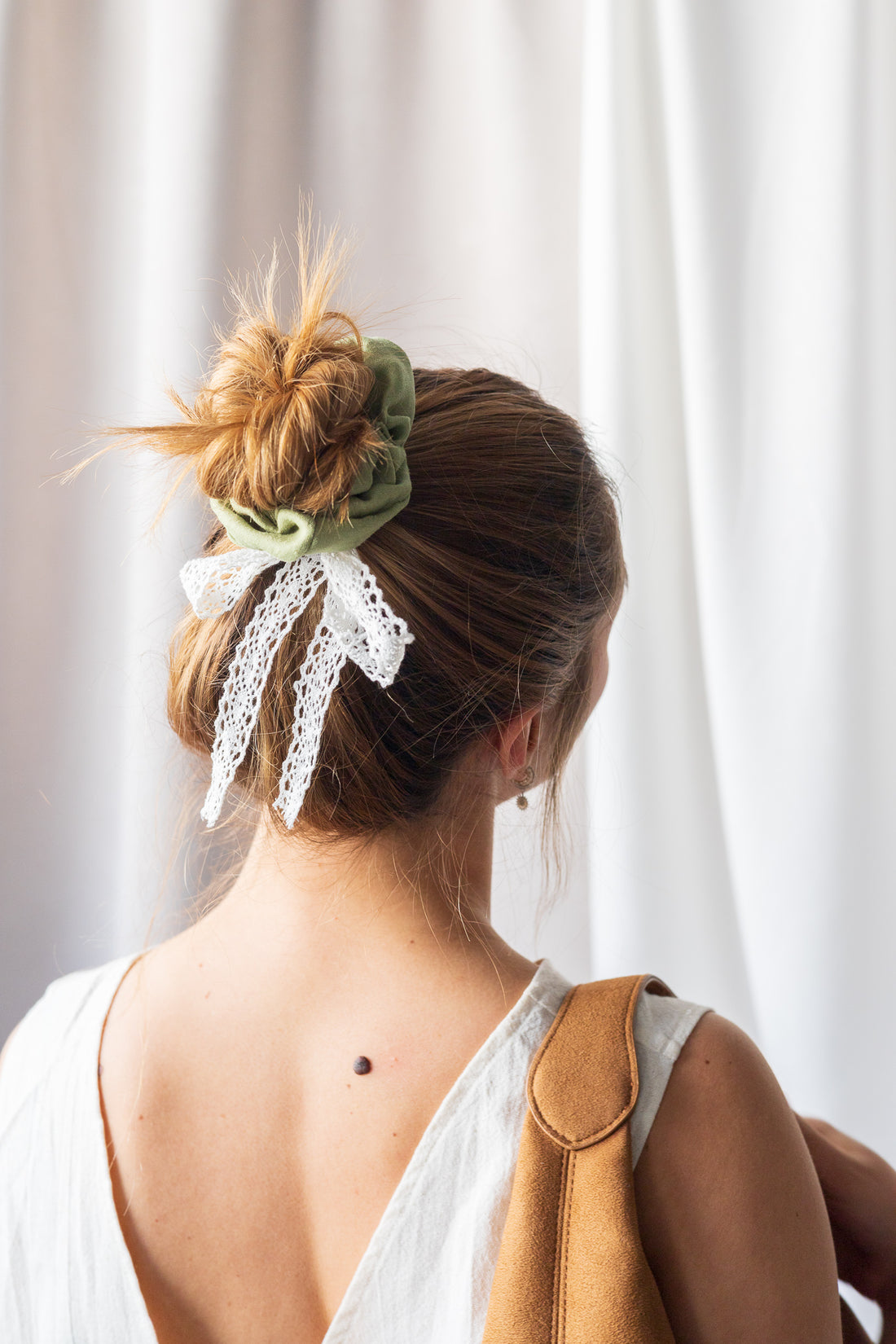 Chouchou en lin avec boucle dentelle