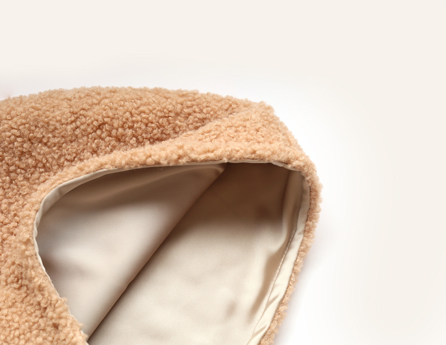 Col capuche intérieur en satin