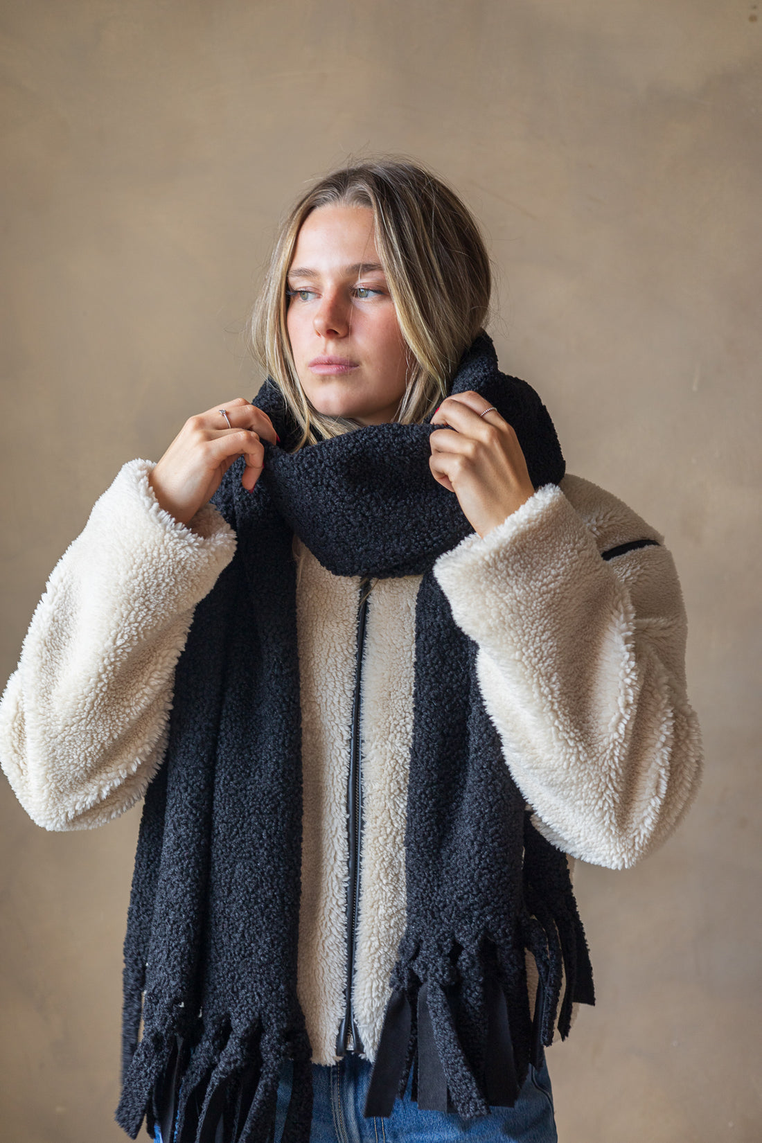 Foulard à franges en sherpa noir