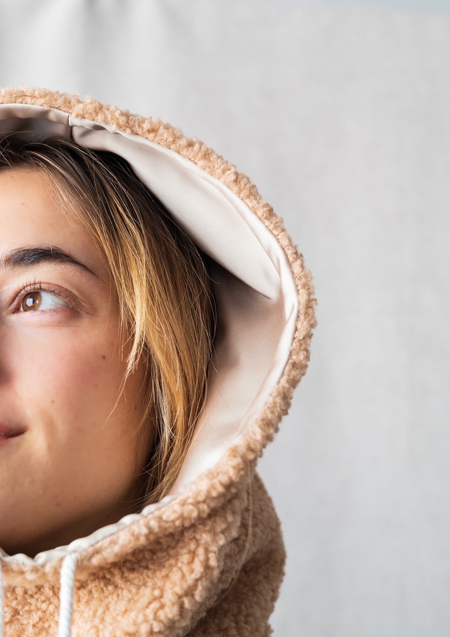 Col capuche intérieur en satin