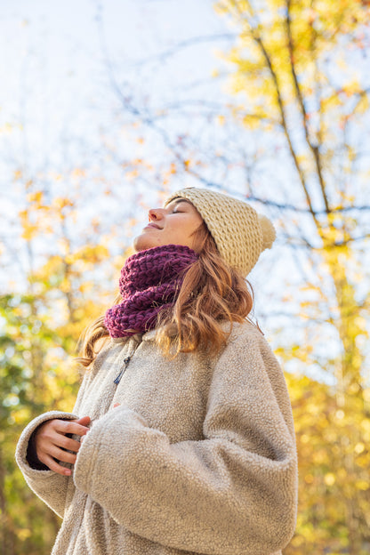 Col cache-cou tricoté à la main