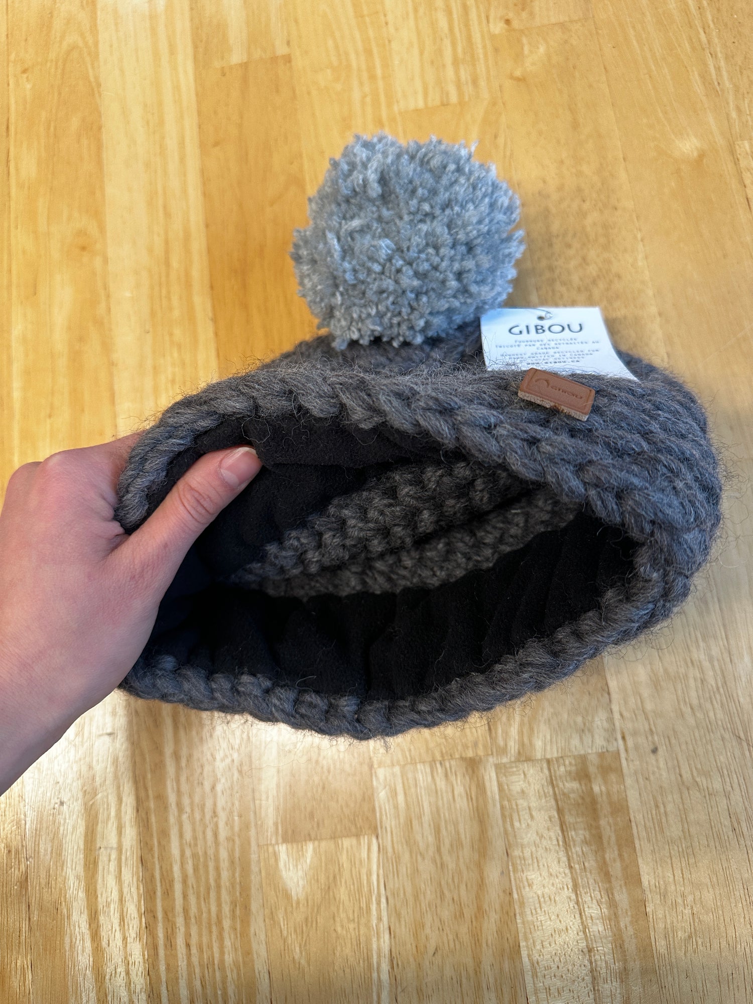 Sample - Two-tone knitted classic beanie