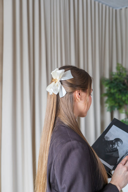 Double bow on gold clip