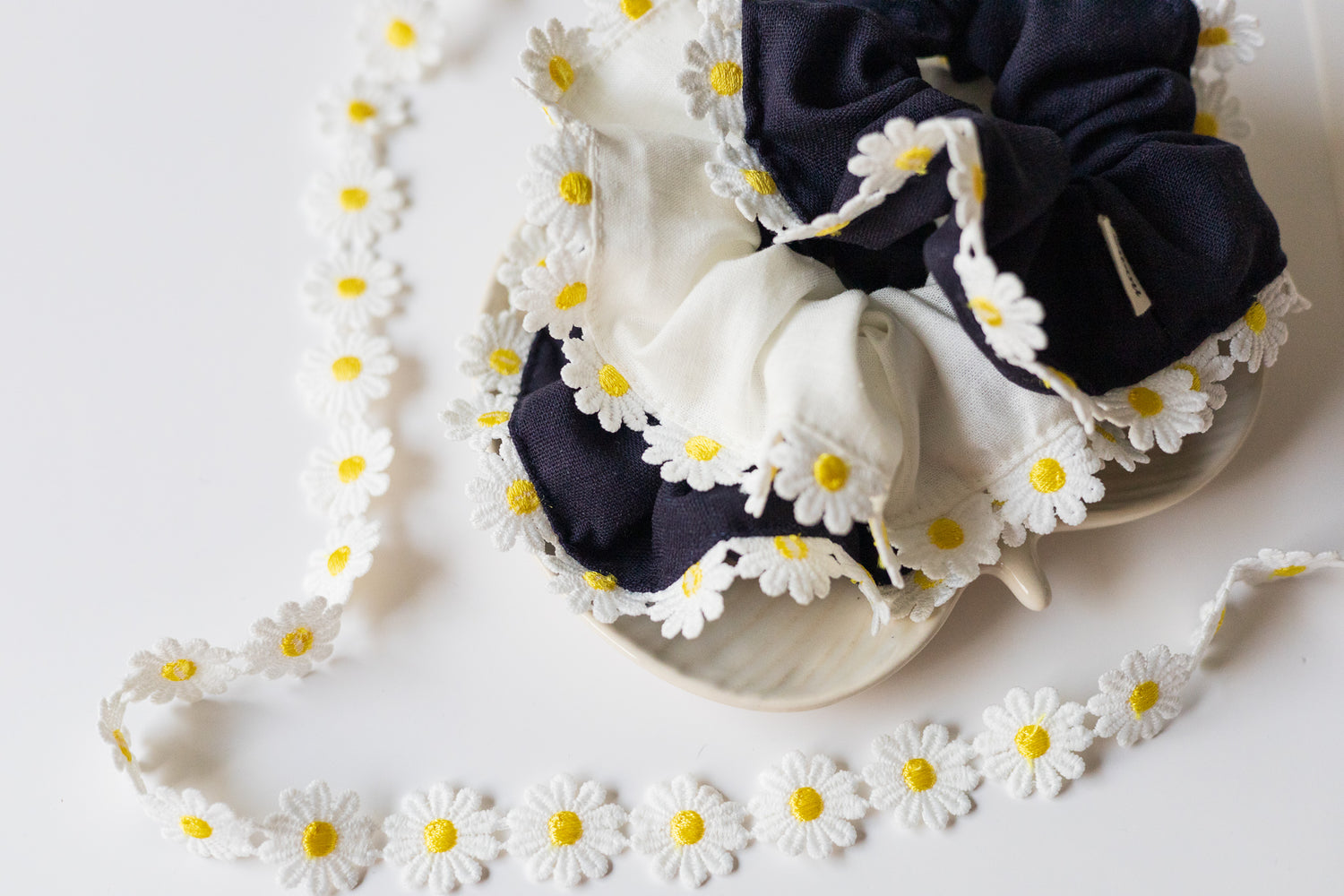Daisy trim scrunchie