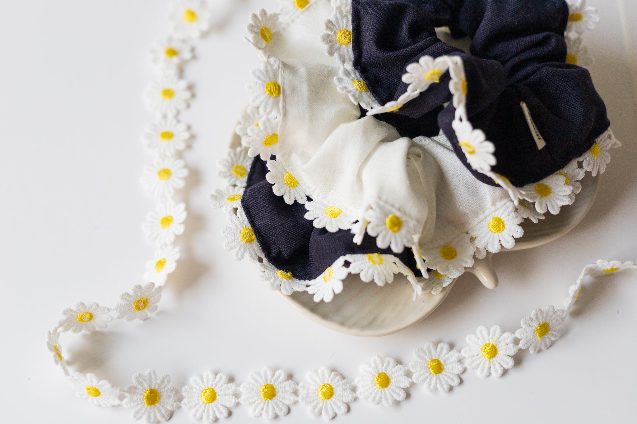 Daisy trim scrunchie