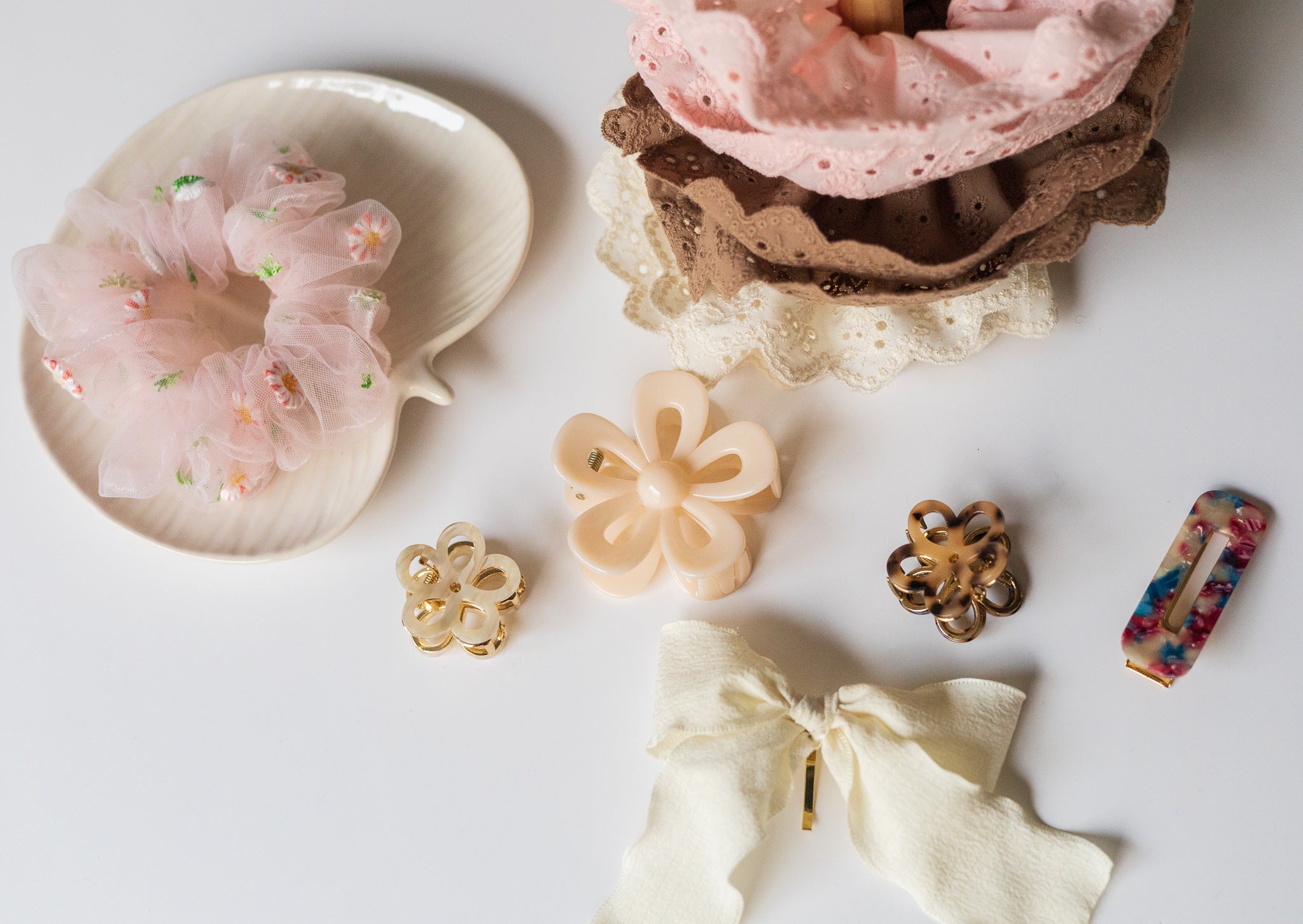 Crinkled scrunchie with embroidered flowers