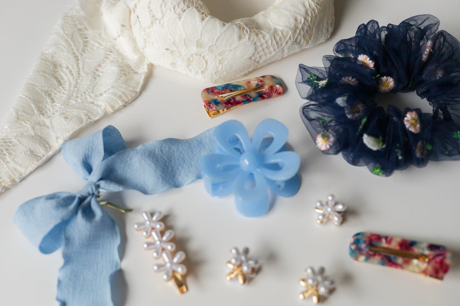 Crinkled scrunchie with embroidered flowers