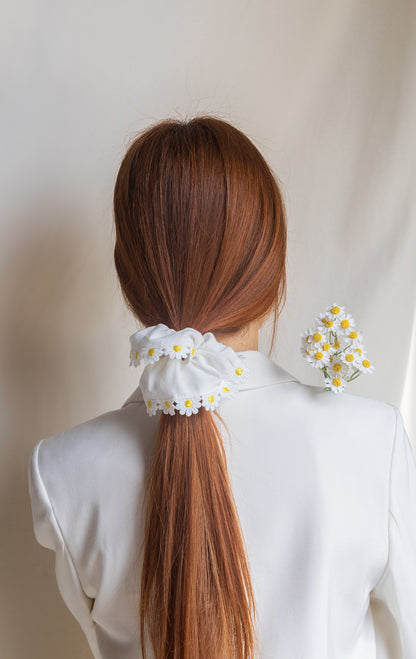 Daisy trim scrunchie