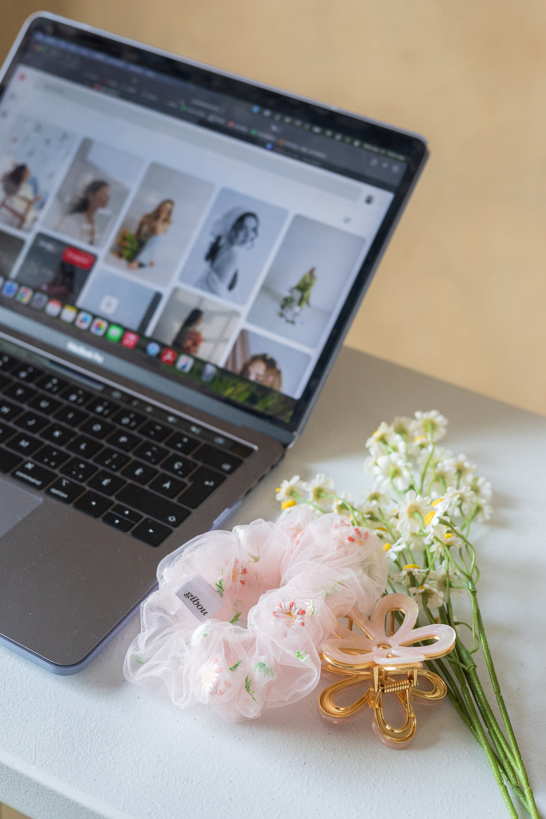 Chouchou en crinoline avec fleurs brodées