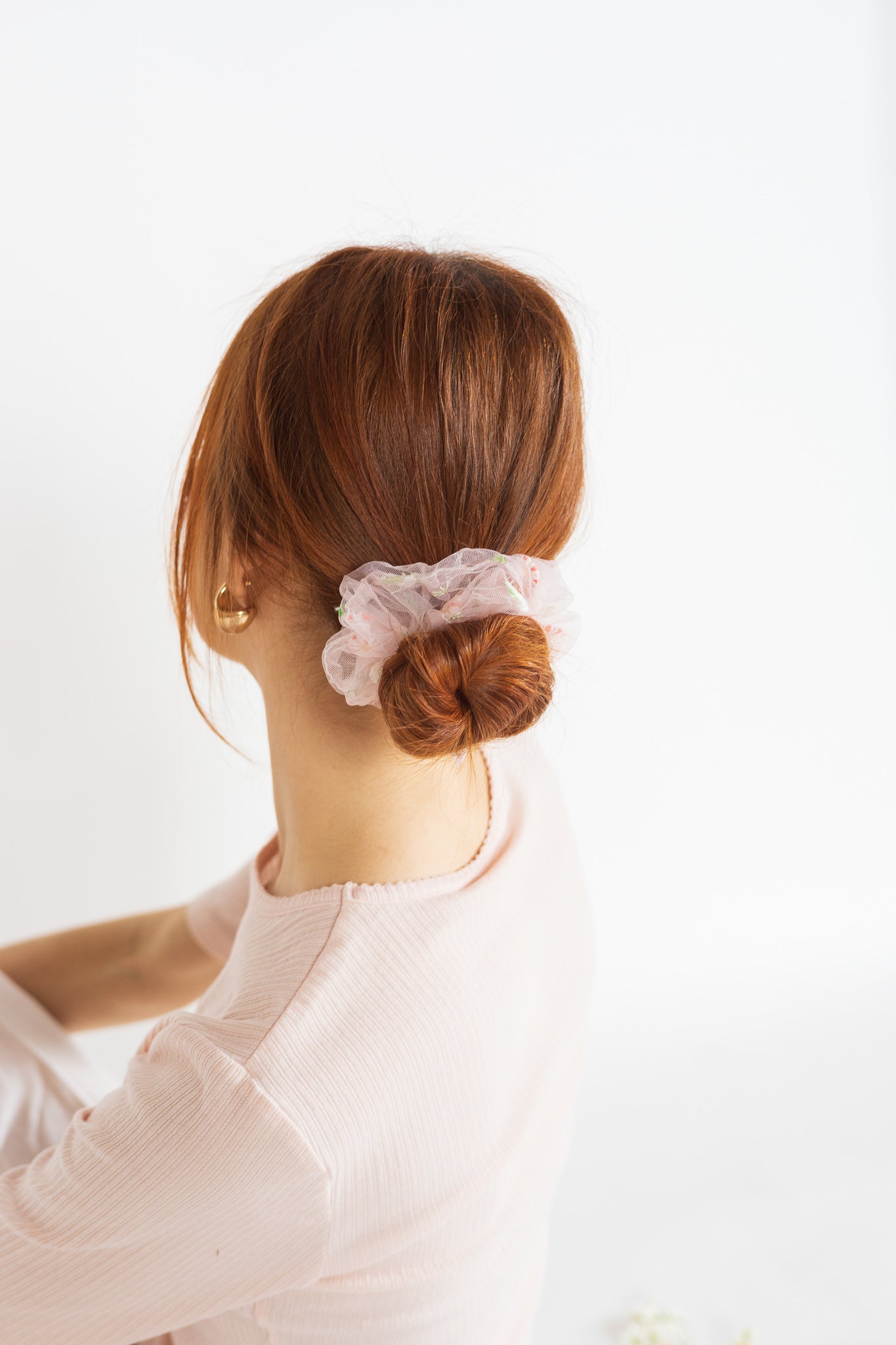Crinkled scrunchie with embroidered flowers
