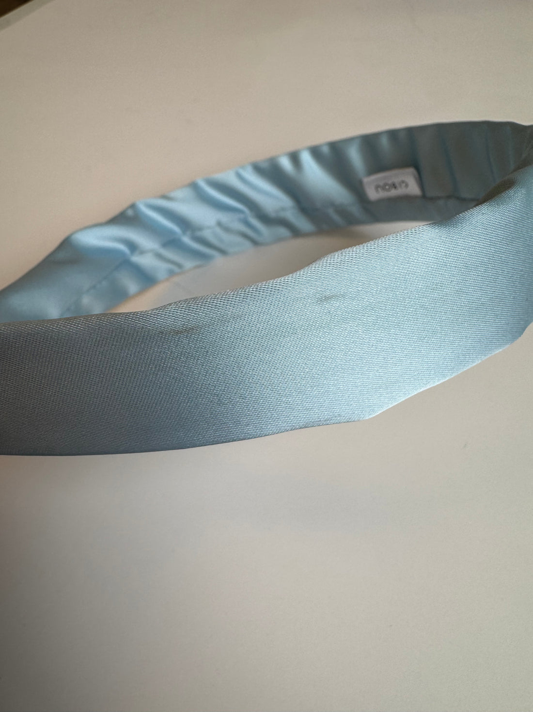 Imparfait - Passe foulard en satin bleu pale