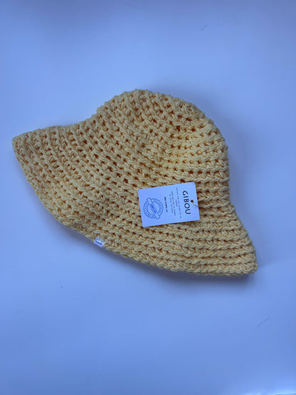 Échantillon - Chapeau tricotée à la main jaune