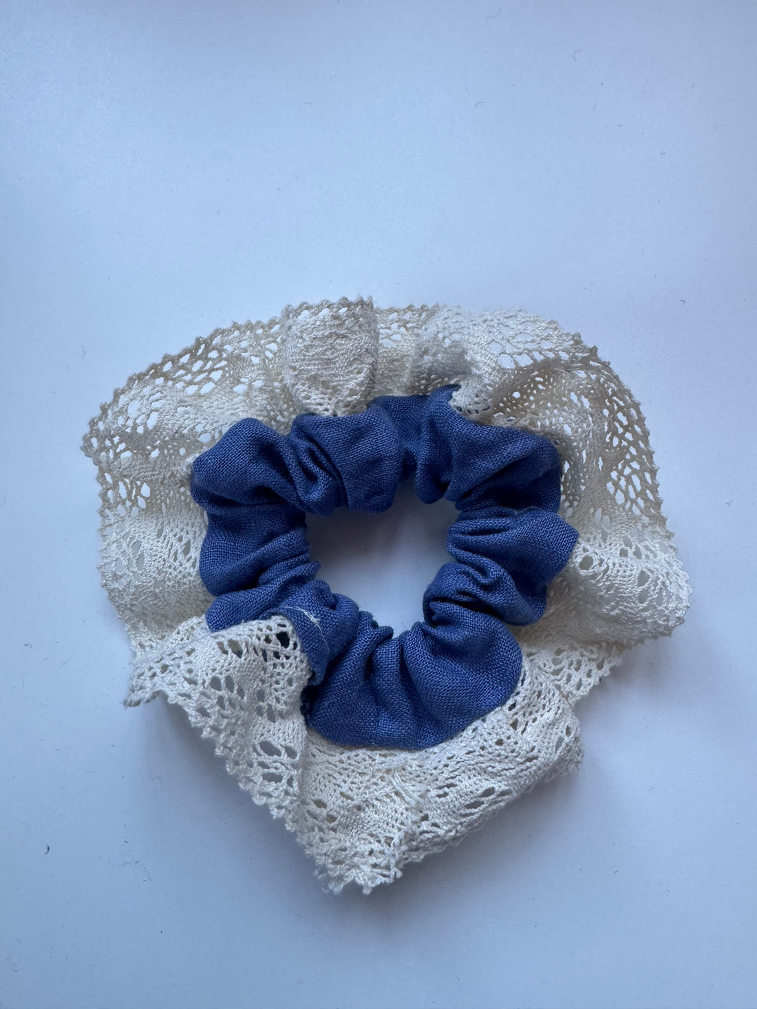 Échantillon - Chouchou à large bordure en broderie