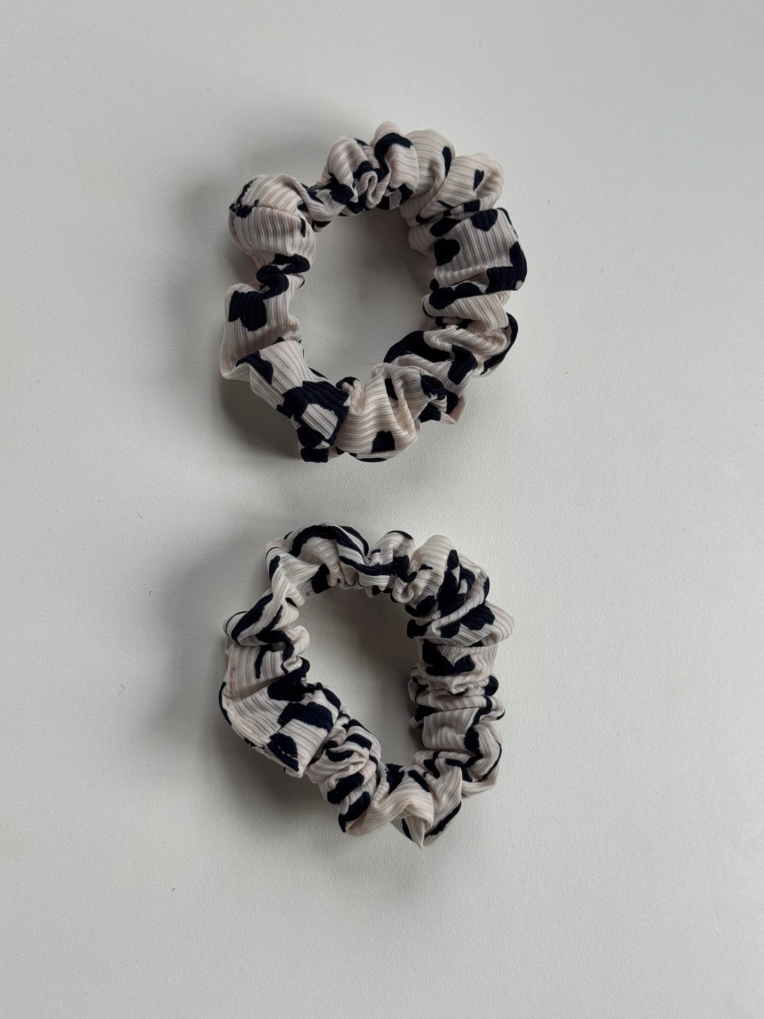 Échantillon - Duo mini chouchous bleu et blanc en tissu relief