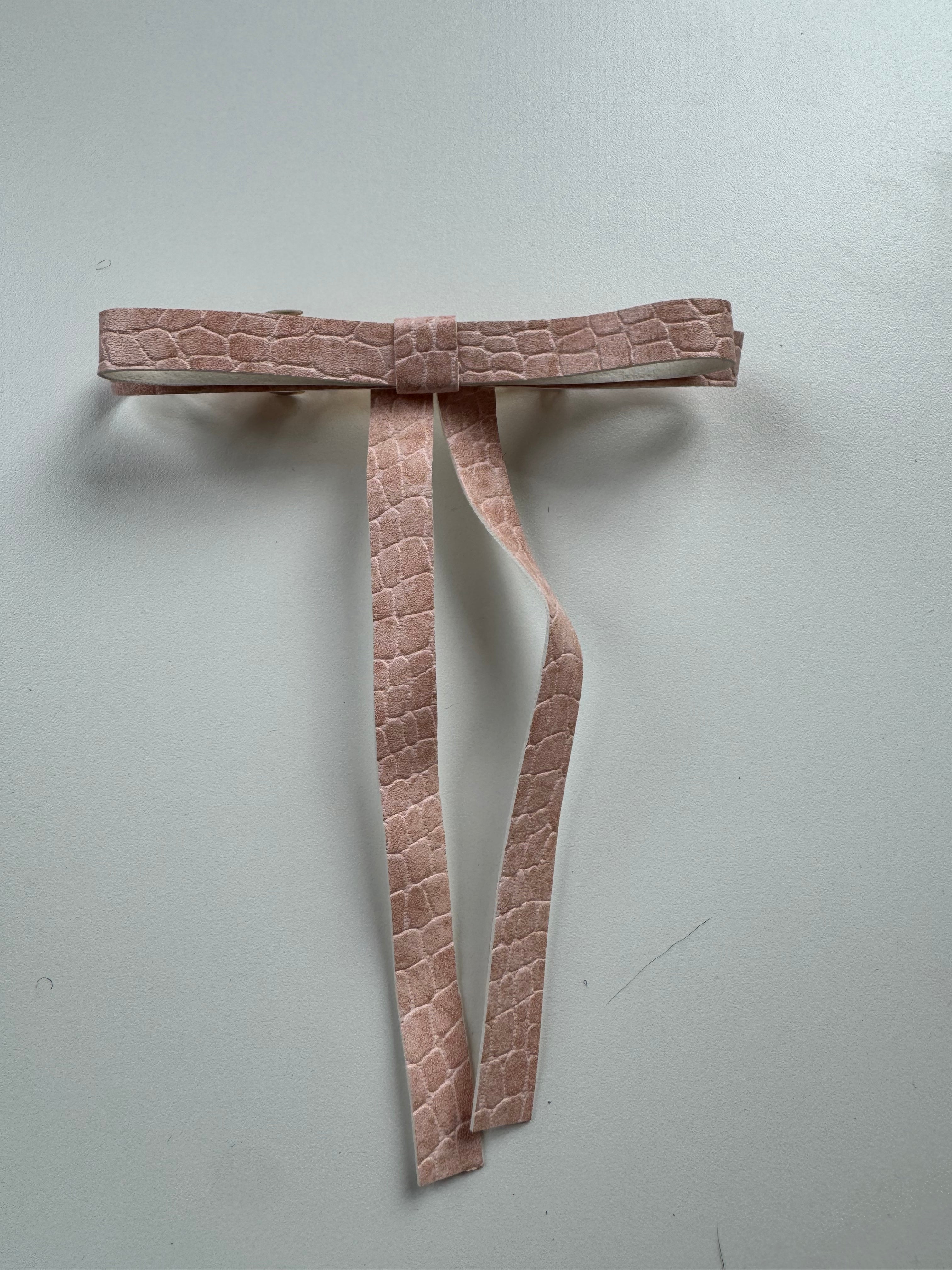 Échantillon - Boucle en cuirette rose sur barrette