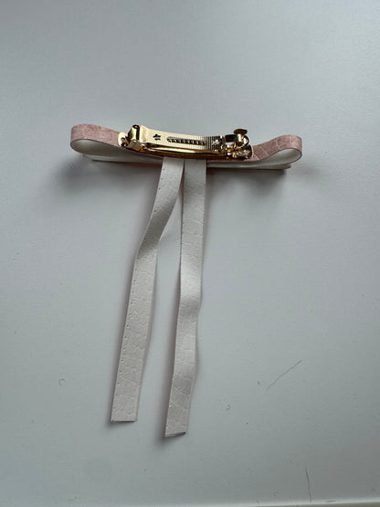 Échantillon - Boucle en cuirette rose sur barrette
