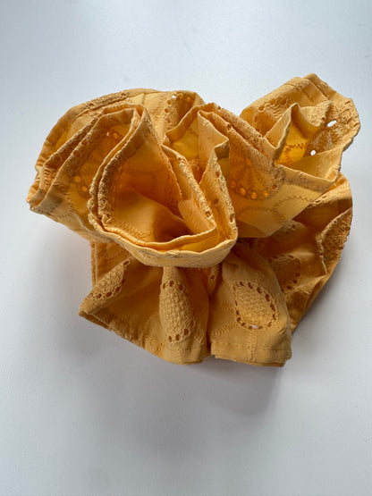 Échantillon - Chouchou broderie anglaise jaune flamenco