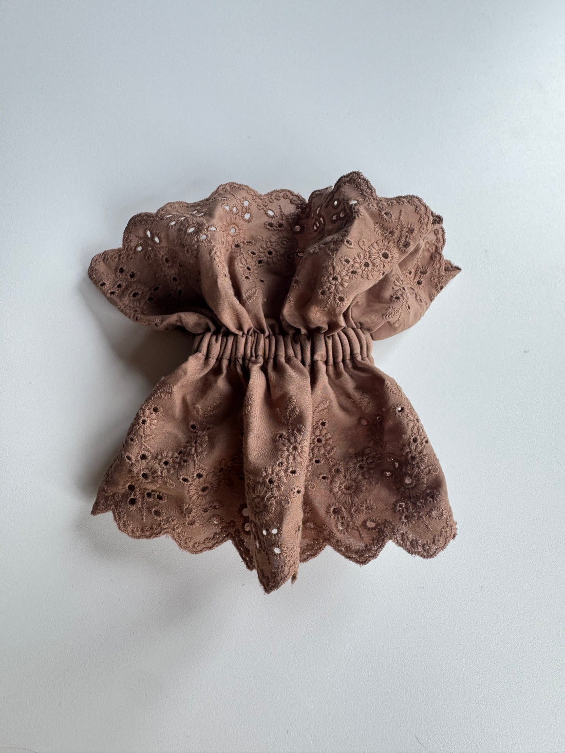 Échantillon - Chouchou broderie anglaise brun pâle