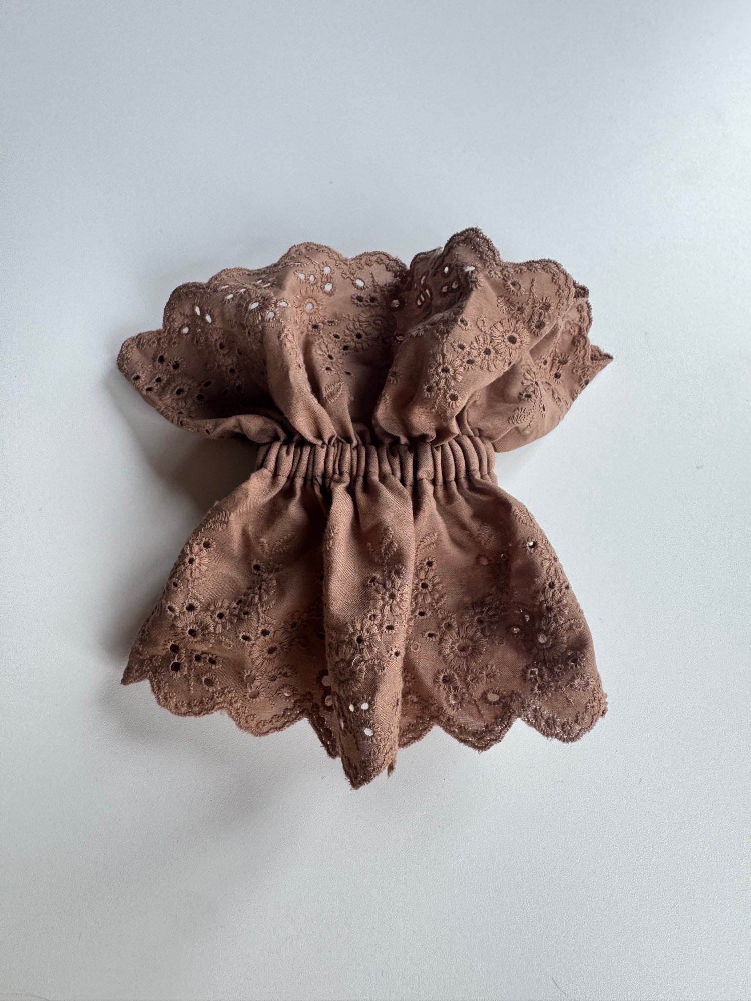 Échantillon - Chouchou broderie anglaise brun pâle