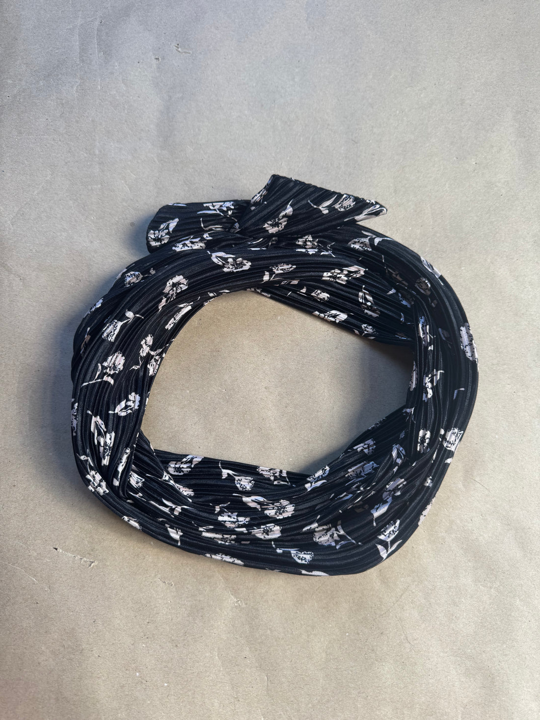 Échantillon - Bandeau à torsader XL noir avec petites fleurs roses
