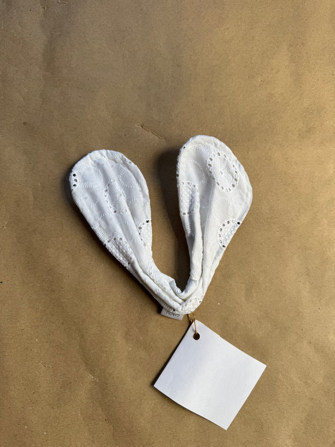 Échantillon - Chignon broderie blanc