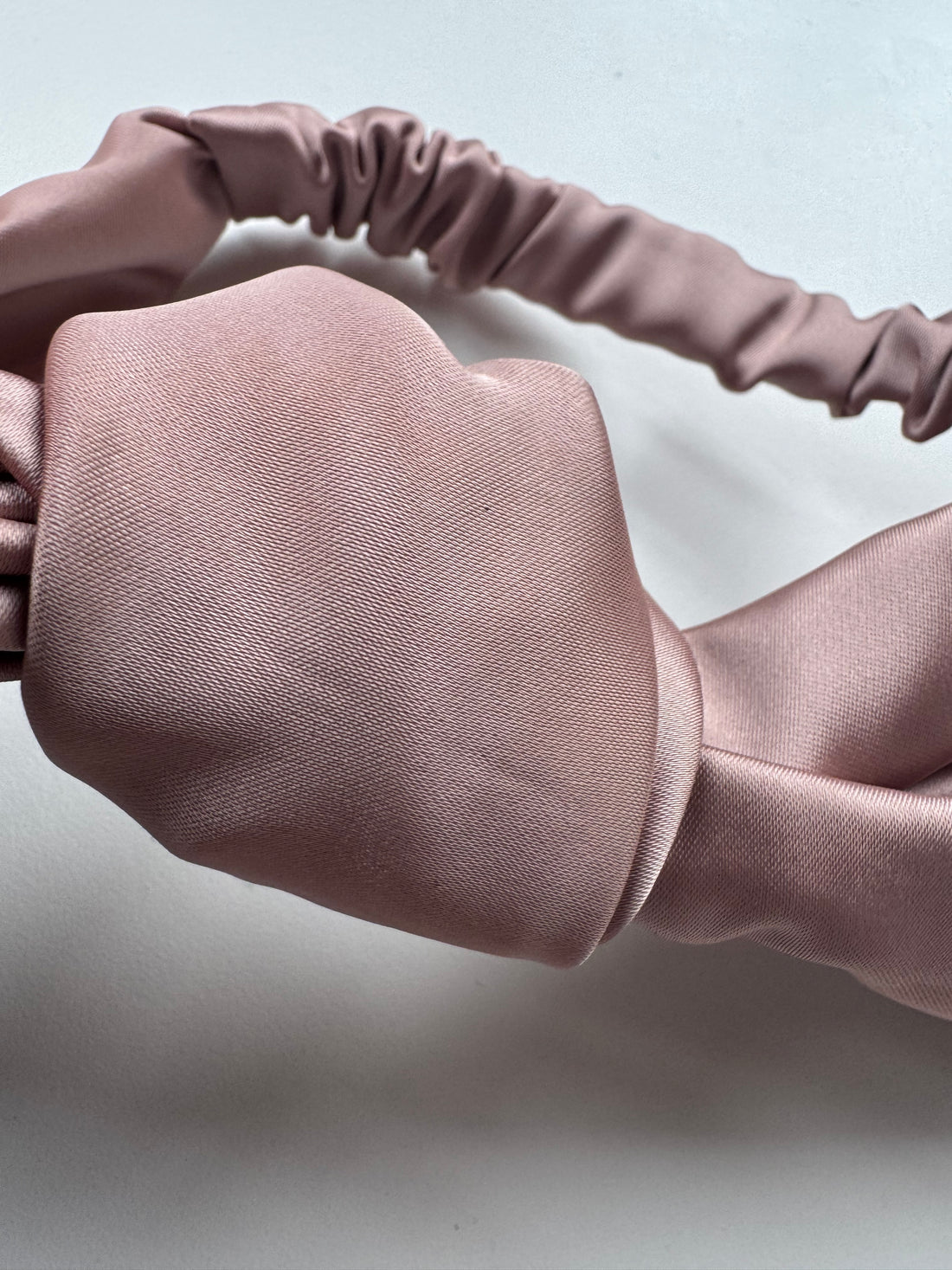 Imparfait - Bandeau noué en satin rose