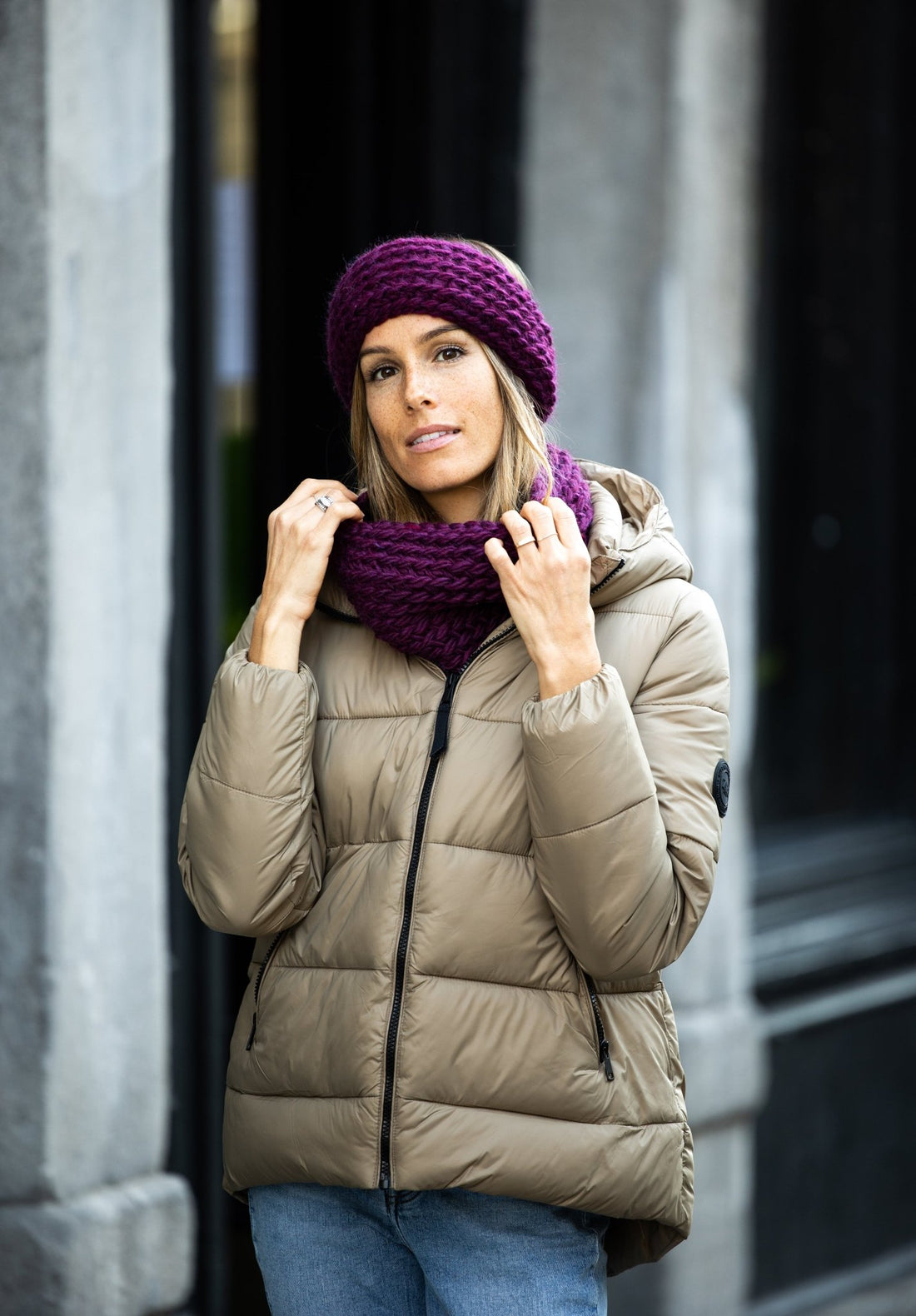 Échantillon - Bandeau gris tricoté à la main sans doublure