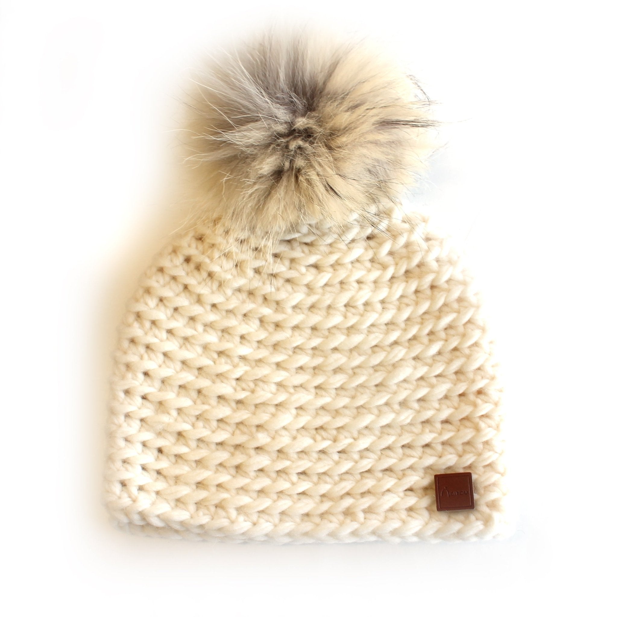 Tuque tricotée à la main - pompon coyote recyclé - gibou.ca