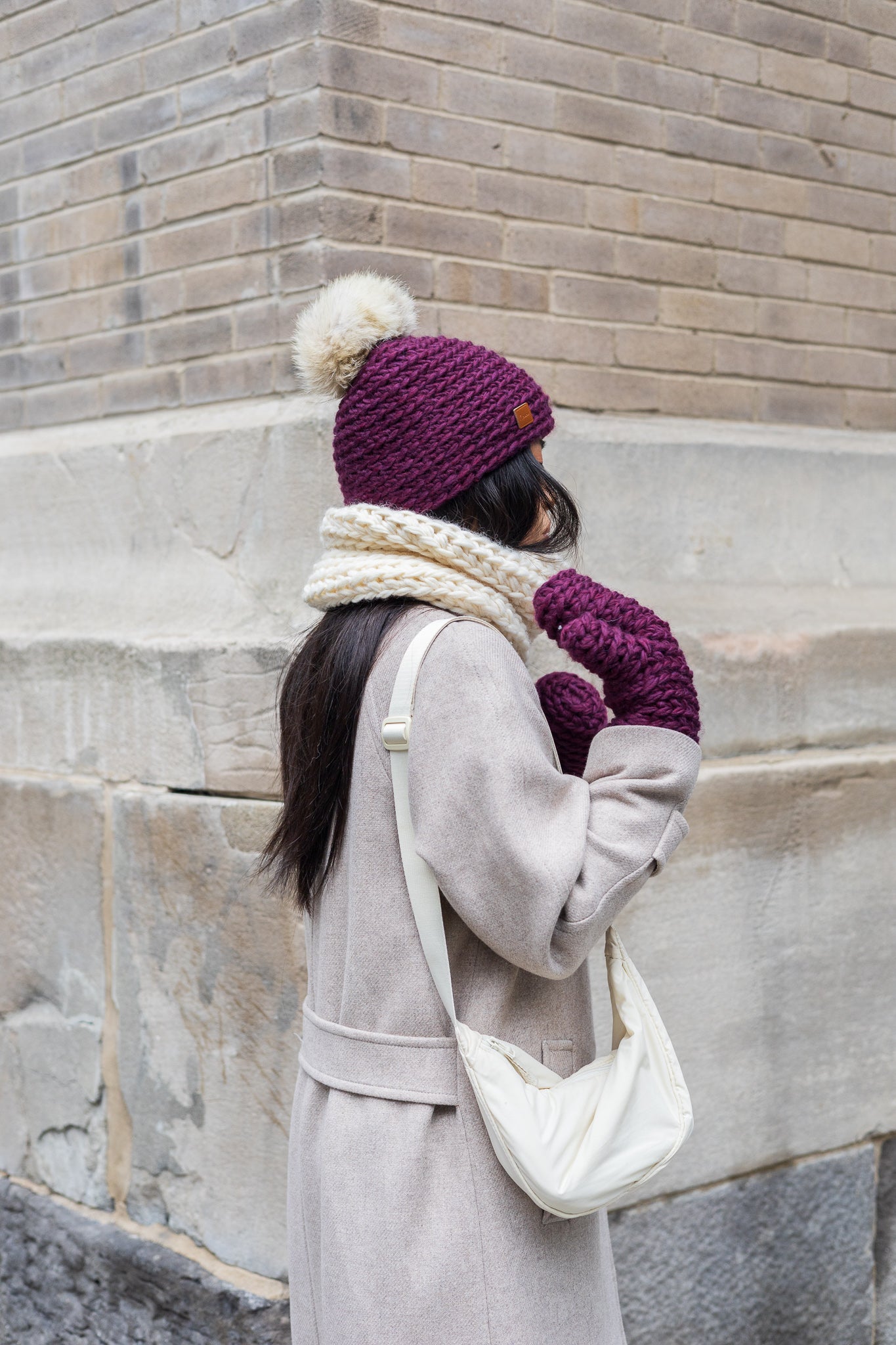 Tuque tricotée à la main - pompon coyote recyclé - gibou.ca