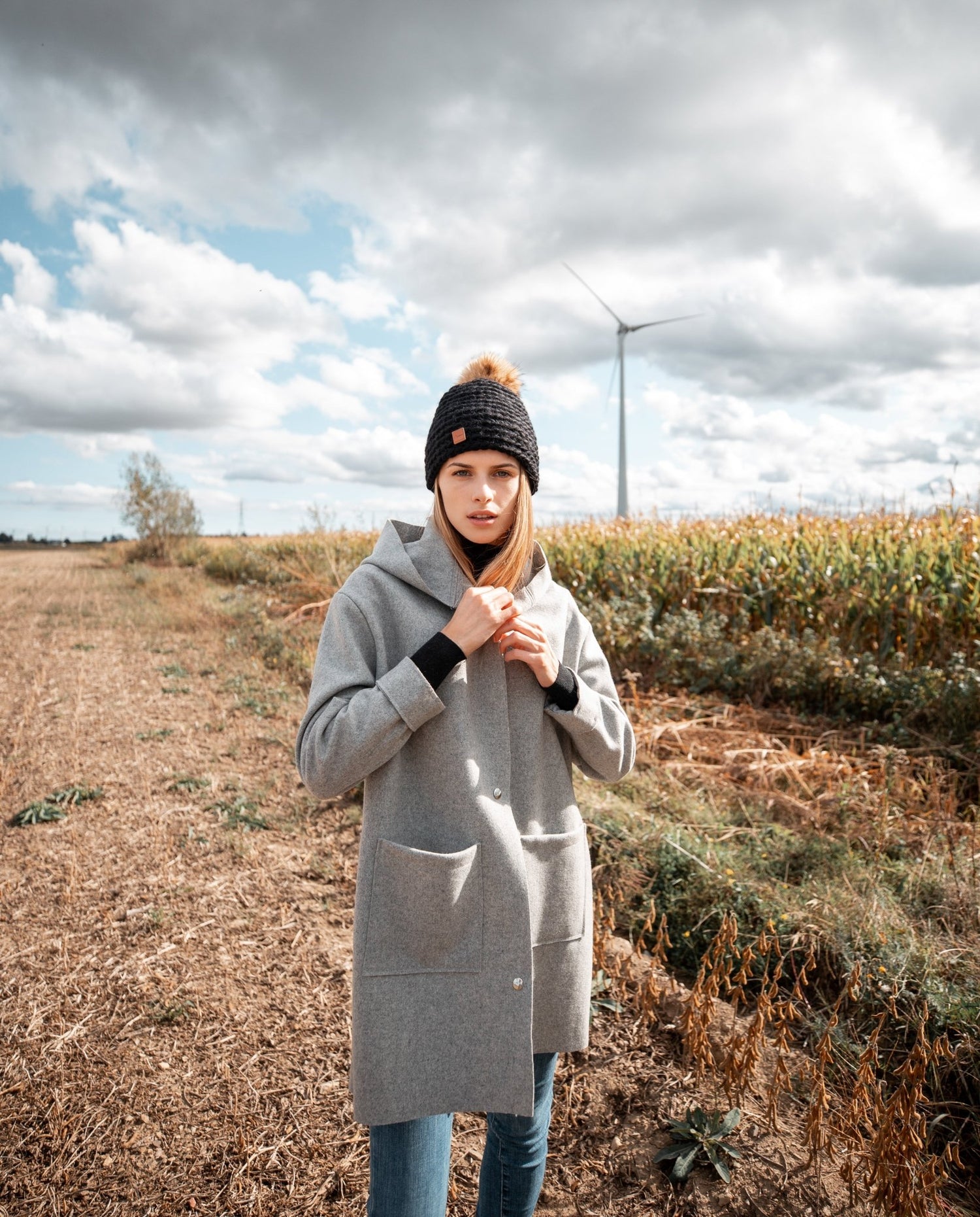 Tuque tricotée à la main - pompon coyote recyclé - gibou.ca